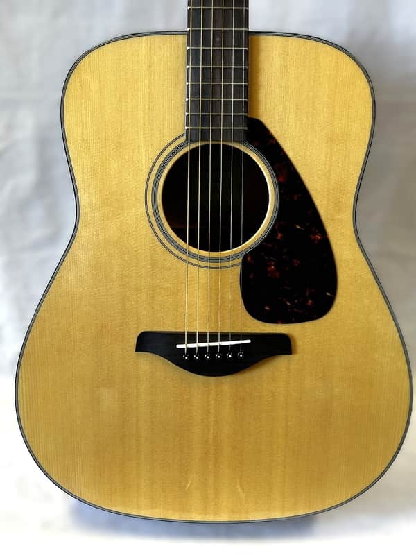 Yamaha FG800 detail